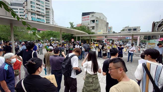 嘉义车站逾百民眾聚集举标语，表达抗议国会。（廖素慧摄）