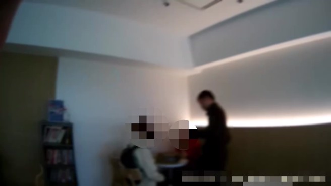 警方埋伏成功逮捕了車手林男，並查獲現金、假鈔及手機等證物。（翻攝畫面）