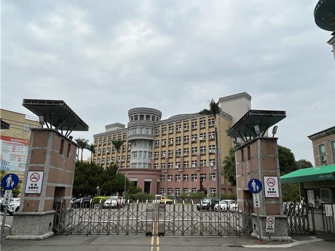 台中市勤益科技大学学生宿舍24日下午惊传火警，6楼某间宿舍窗户冒出阵阵白烟，警消获报立即赶往现场灭火并疏散学生，幸未造成人员伤亡。（潘虹恩摄）