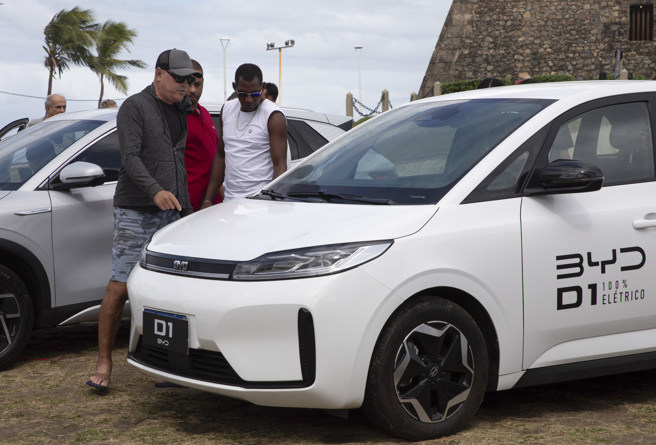 中國電動車在中南美洲大受歡迎，業績成長迅速。圖為巴西巴伊亞州首府薩爾瓦多的民眾參觀比亞迪電動汽車。（圖／新華社）