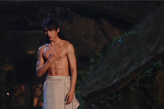 龚俊戏里秀冰块腹肌。（图／龚俊工作室微博提供）