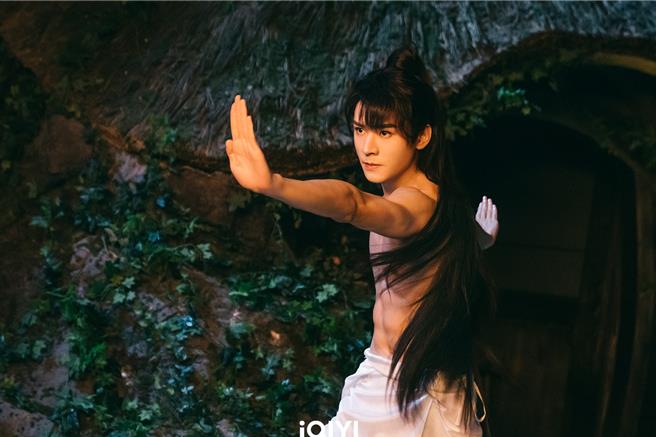 龚俊上空练功画面备受讨论。（图／龚俊工作室微博提供）