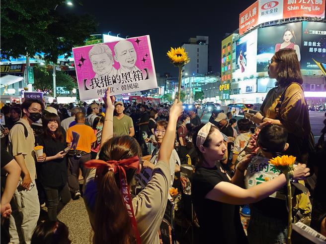 立法院近日进行国会扩权案审查，高雄今天民间团体发起「高雄大路过」，在中央公园集结超过3500人「路过」中央公园。（任义宇摄）