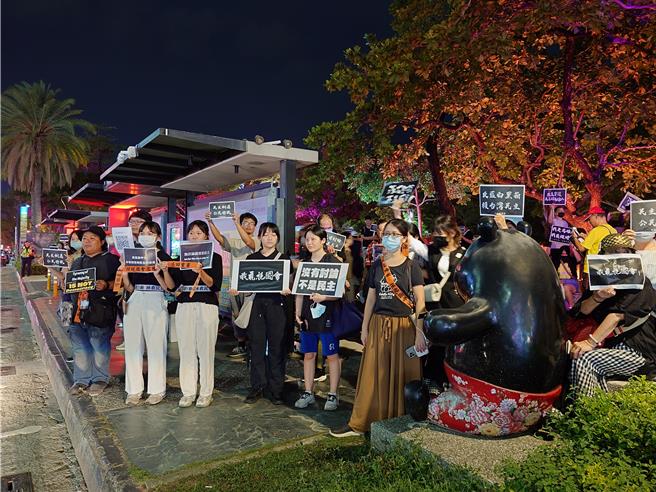 立法院近日进行国会扩权案审查，高雄今天民间团体发起「高雄大路过」，在中央公园集结超过3500人「路过」中央公园。（任义宇摄）