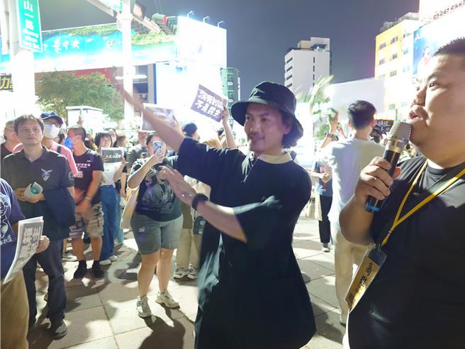 知名摇滚乐团灭火器贝斯手皮皮现身「高雄大路过」，与现场民眾合唱「岛屿天光」。（任义宇摄）