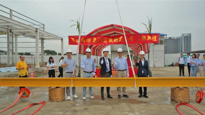 富旺位于台中高铁特区首座ESG高铁商城，24日举行上梁典礼，宣告跨足商场开发，预计第四季完工试营运。图／富旺提供