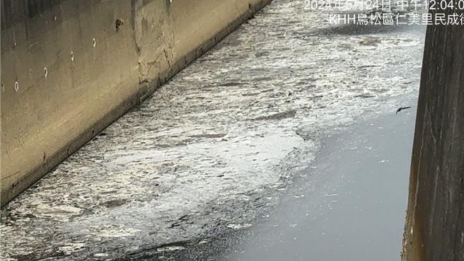 高雄市议员李雅静近日发现凤山溪沿线又产生恶臭，才发现上游端有不肖厂商偷排废水，导致鱼群死亡。（高市议员李雅静提供）