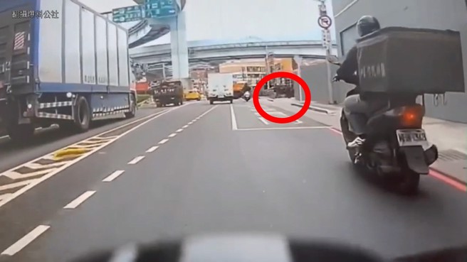 遠遠就看到一團黃色物體撞向男騎士。（翻攝爆料公社）