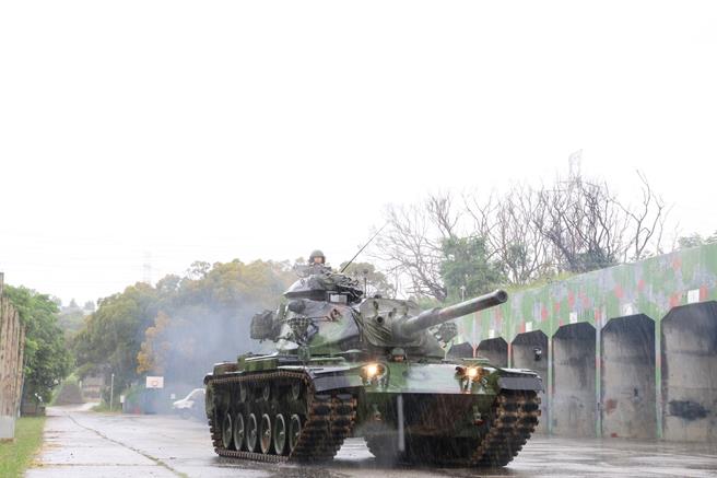 陆军装甲第586旅联兵三营出动M60A3战车备战演练。（陆军十军团提供／张妍溱台中传真）