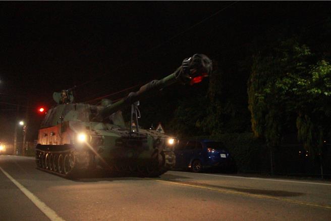 陆军出动M109自走炮，是一种美制155公厘口径自走炮，战力极佳。（陆军十军团提供／张妍溱台中传真）