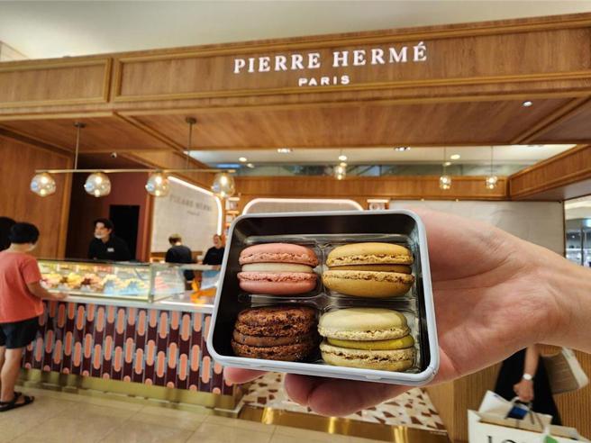有「甜點界的畢卡索」之稱的法國精品甜點品牌「PIERRE HERME」，插旗台中新光三越，今日開幕慶。圖／曾麗芳