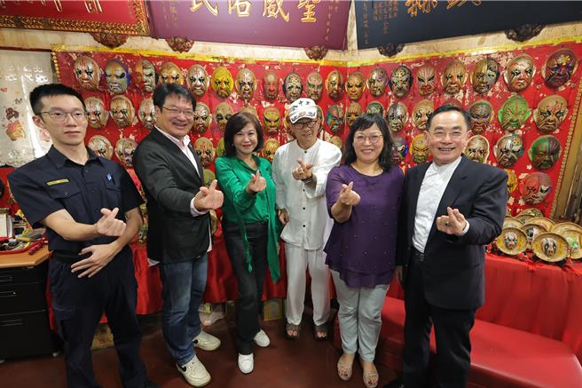 基隆市暖暖区八中里长林浩隆（右三）是基隆唯一八家将彩绘艺术家，基隆市副市长邱佩琳（左三）24日上午率领民政处长张渊翔（左二）等人，一同参与八家将画脸推广活动。（基隆市政府提供／徐佑升基隆传真）