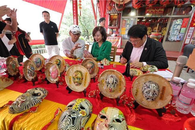 基隆市暖暖区八中里长林浩隆（右三）是基隆唯一八家将彩绘艺术家，基隆市副市长邱佩琳（右二）24日上午率领民政处长张渊翔（右一）等人，一同参与八家将画脸推广活动。（基隆市政府提供／徐佑升基隆传真）