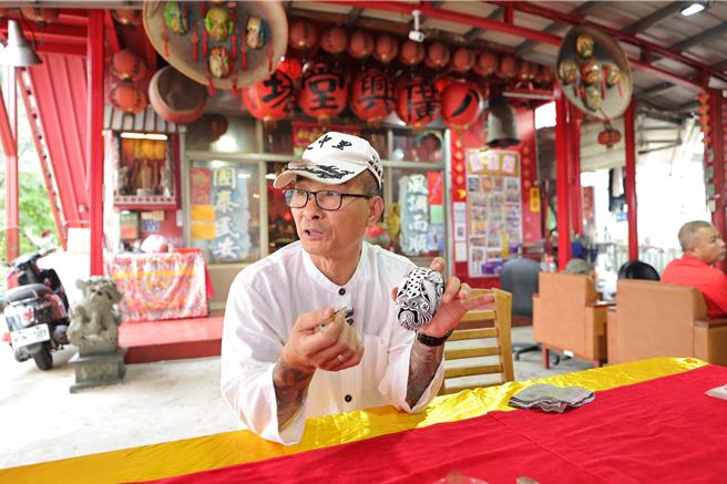 基隆市暖暖区八中里长林浩隆是基隆唯一八家将彩绘艺术家，期盼在基隆传承并推广这项传统技艺。（基隆市政府提供／徐佑升基隆传真）