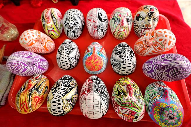 基隆市暖暖区八中里长林浩隆是基隆唯一八家将彩绘艺术家，期盼在基隆传承并推广这项传统技艺。图为彩绘脸谱面具。（基隆市政府提供／徐佑升基隆传真）