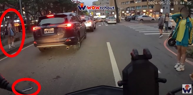 因為女學生的行為，害後方機車追撞，女學生只冷漠地回頭看一下，後方騎士的手機因為撞擊噴飛到馬路上。（翻攝WoWtchout - 地圖型行車影像分享平台）