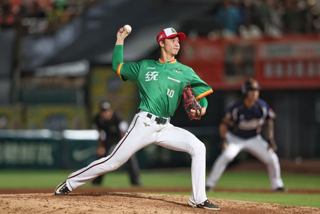 统一狮林佳纬生涯初登板，用3球抓下1出局。（统一狮提供）