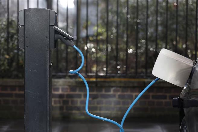 英国伦敦路边的电动车充电座。（图／路透社）