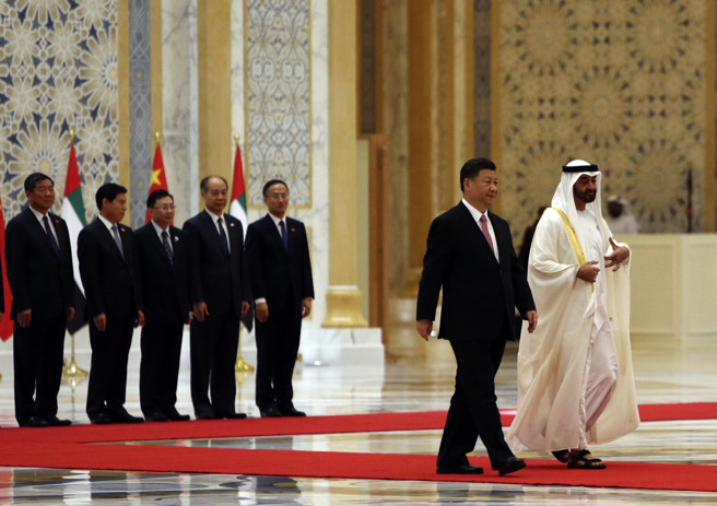 2018年7月20日，中国大陆领导习近平与时任阿布达比王储穆罕默德（Sheikh Mohamed bin Zayed Al-Nahyan）在阿布达比总统府散步资料照。（美联社）