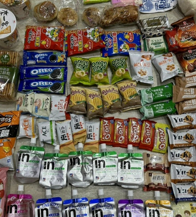 有PTT網友貼出今天(24日)抗議現場他拿到的物資，笑說「滿到爆框」。(圖／取自PTT)