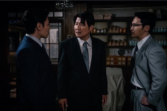 李奎炯（左起）、宋康昊、卞約漢在劇中有多場精彩對手戲。（圖／Disney＋提供）