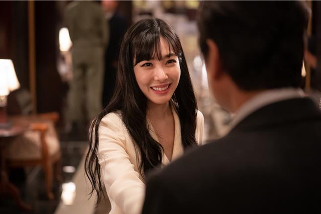 Tiffany Young一登場就大秀流利英文。（圖／Disney＋提供）