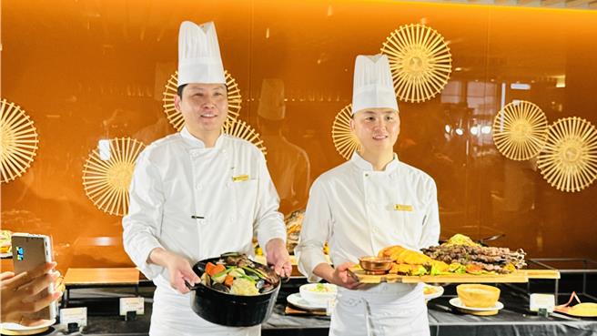 饭店特邀蒙古首都乌兰巴托香格里拉行政副主厨额尔德尼·朝格特巴亚克(左) 与Café Park自助餐厅副主厨苏赫-奥奇尔·尼亚姆森德联手呈现蒙古美食盛宴。（陈韵萍摄）