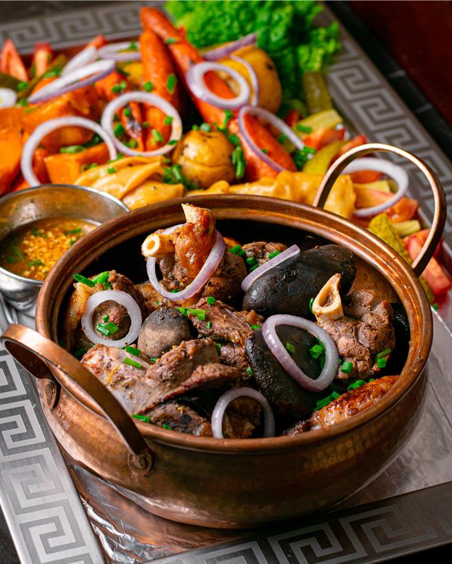 正宗蒙古烤肉「蒙古奶桶烤肉」，烹饪秘诀在于透过奶桶焖熟和用鹅卵石火烤。（台北远东香格里拉提供）