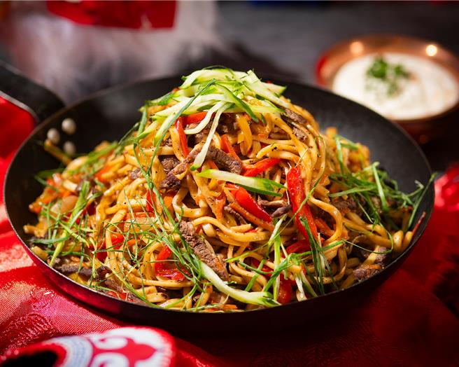 蒙古人为游牧民族，因应寒冷乾燥的气候条件，料理始终围绕着肉类和麵粉，照片为「蒙古传统炒麵」。(台北远东香格里拉提供)