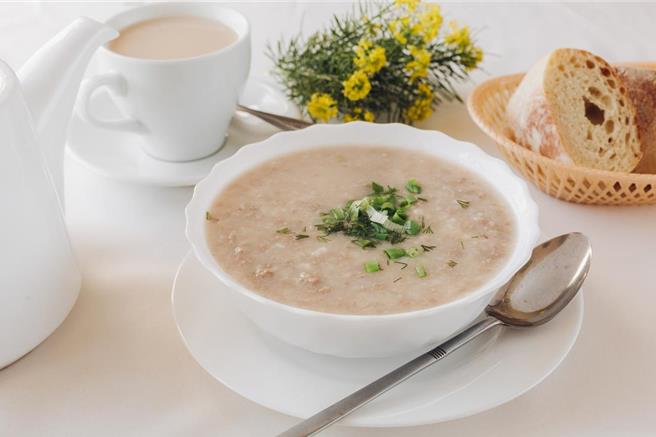 蒙古人家中常备的解酒汤品「蒙古传统班坦汤」，有点类似台湾的粥品，滋味清爽。（台北远东香格里拉提供）