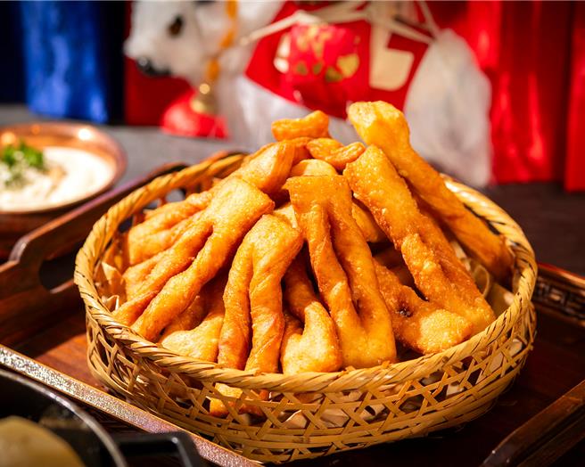 「蒙古馃子」是油炸至外酥内嫩的早餐糕点，味道有点像台湾的炸双胞胎，清甜不腻很唰嘴。（台北远东香格里拉提供）