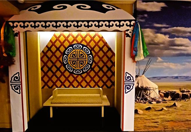 呼应大漠风情，「远东Café」特别在餐厅布置了大小不一的蒙古包和许多草原动物的摆饰，展现浓浓大漠风情。（陈韵萍摄）