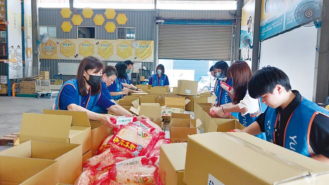 元大人壽員工熱情報名「銀髮微笑 有愛無礙」服務志工，協助社團法人中華基督教救助協會進行食物箱分裝作業。圖／元大人壽提供