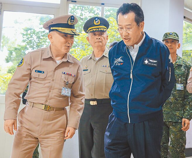 国防部长顾立雄（右）23日与海军总司令唐华（左）针对中共军演交换意见。（陈麒全摄）