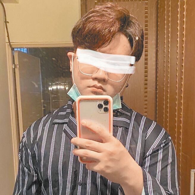 犯下中捷持刀随机砍人案的20岁洪姓男子，法官裁定羁押进入台中看守所，收入3人房。（翻摄洪男脸书／王煌忠台中传真）