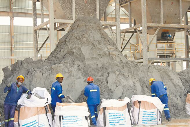 当欧美对中国电动车产业祭出「关税大棒」的同时，西方在国防和绿色技术所需的关键矿产全球争夺战中，却明显屈居下风。图为中企在辛巴威投产的锂矿。（新华社）