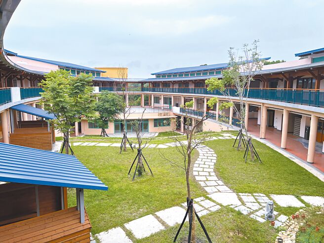 新竹市议会23日赴华德福实验学校考察，议员提出施工粗糙等问题。（王惠慧摄）