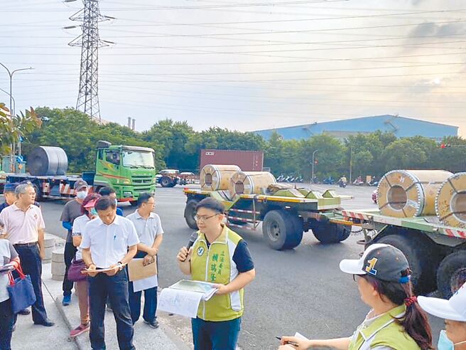 因應洲際貨櫃中心啟用及國道7號建設延遲，所興建的高雄港洲際貨櫃中心聯外貨櫃車專用道建設費用從16.51億元，追加至19.16億元。（立法委員賴瑞隆辦公室提供／洪靖宜高雄傳真）