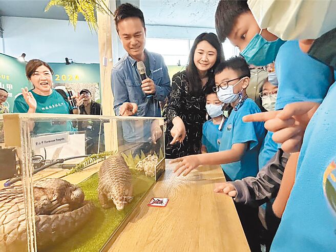 高雄馬頭山是穿山甲重要棲息地，但有業者計畫在此開發55公頃光電廠，屏東科技大學助理教授孫敬閔（前排左二）憂心衝擊野生動物的生存空間。（謝佳潾攝）