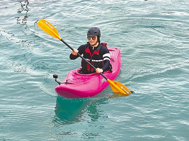 「日本第一男公關」羅蘭挑戰划獨木舟。（三立提供）