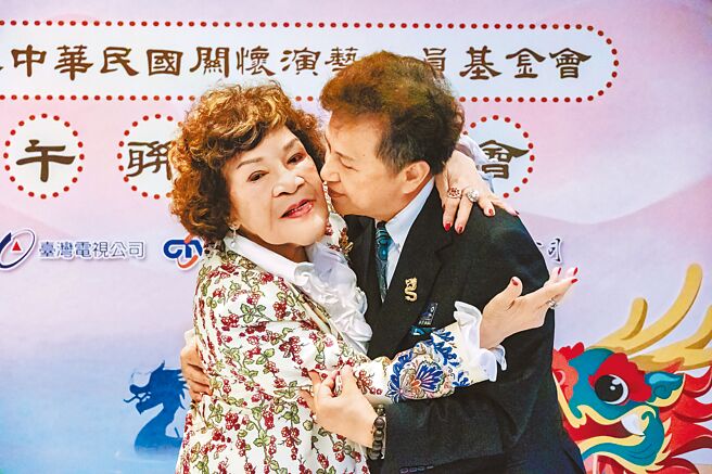 周游（左）与老公李朝永23日出席端午餐叙，夫妻甜蜜同框。（中视提供）