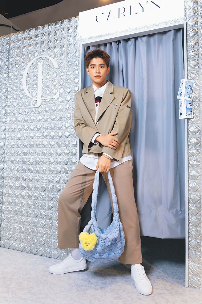 CARLYN邀请王品澔站台。（CARLYN提供）