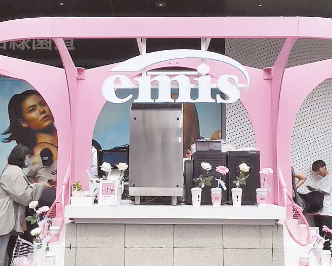 emis与CAFE!N硬咖啡，即日起至26日以韩国潮流Pantone粉色系打造emis!SLAND。（emis提供）