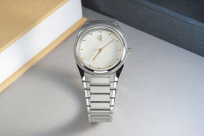 帕瑪強尼與「先施名品鐘錶」SHH合力打造Tonda PF聯名表，象牙米色調的大麥粒手工璣鏤飾紋，優雅唯美。（Parmigiani Fleurier提供）