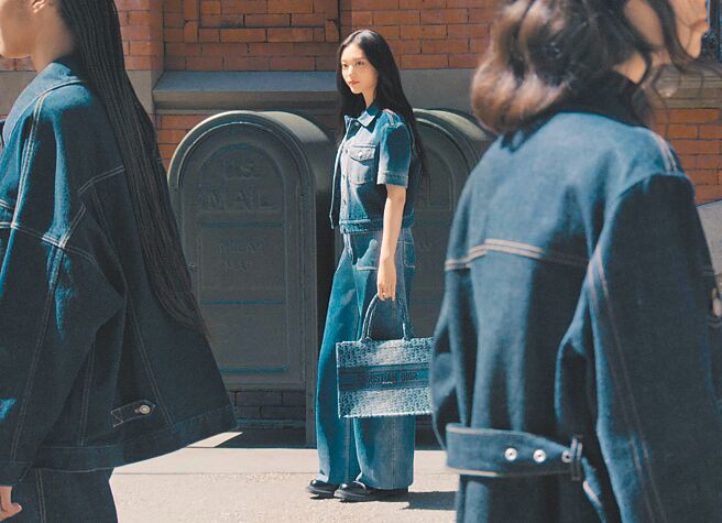 穿上一身帥氣丹寧裝束手拿最新Denim Dior Oblique的Haerin，給人一種「長大了」的錯覺。（Dior提供）
