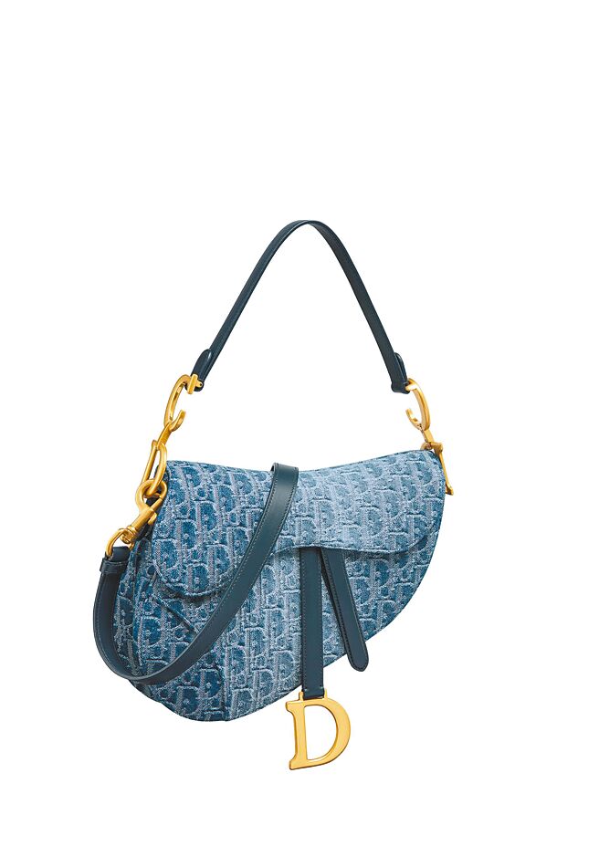 Dior藍色煙燻Oblique丹寧中型馬鞍包，售價13萬5000元。（Dior提供）