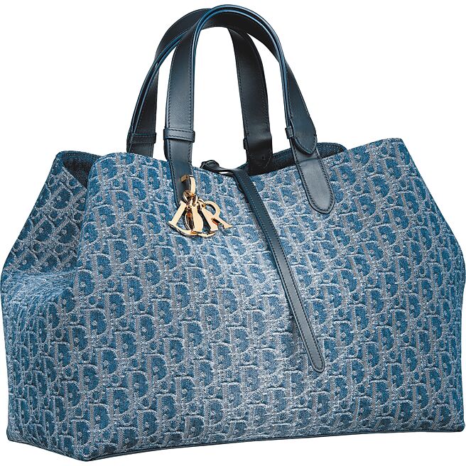 Dior Toujours藍色煙燻Oblique丹寧提包，售價14萬元。（Dior提供）