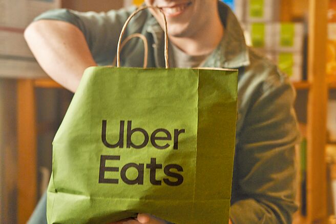 Uber Eats携上千家商家合作伙伴推出指定餐饮买一送一等超值优惠，献上期末考欧趴祝福，不是大学生也能使用此优惠。（Uber Eats提供）