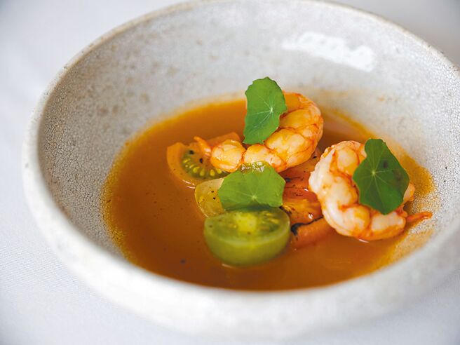 高雄萬豪酒店內的「美享地」餐廳與「冉冉茶事」，於5月24、25日合作舉辦2場餐茶饗宴。8款糅合台灣風土食材的當代法式料理（見圖），搭配5款清香溫潤茶飲，以茶佐餐，由餐廳主廚及茶職人講解餐茶搭配的迷人之處，帶給饕客耳目一新的餐飲體驗。（高雄萬豪酒店提供）