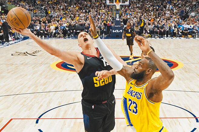 金塊中鋒約基奇（左）與湖人老將詹姆斯（右）分別入選最佳陣容第一、第三隊。（美聯社）